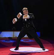 Krisztian Kristo Gentlemanjongleur bei der Premiere der 2. Winterspielzeit 2020 am 01.02.2020 (©Foto: Martin Schmitz)